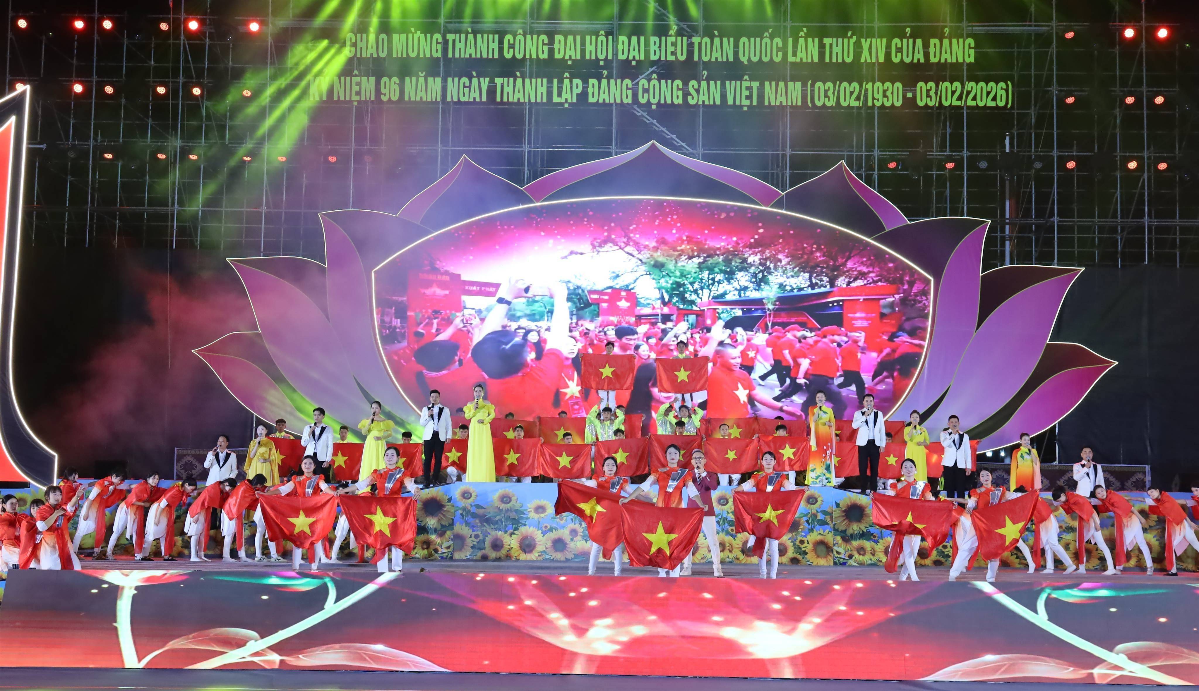 Đêm nghệ thuật khơi dậy khát vọng phát triển từ thành công Đại hội XIV của Đảng