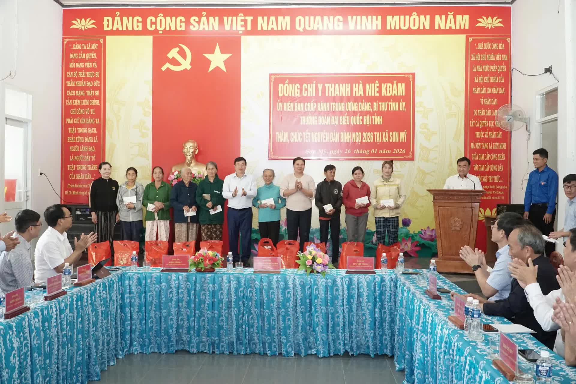 Lâm Đồng: Chúc Tết, tặng quà cho Đảng bộ, chính quyền và Nhân dân xã Sơn Mỹ