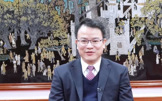 Thứ trưởng Bộ Tài chính Trần Quốc Phương trả lời phỏng vấn cơ quan báo chí.