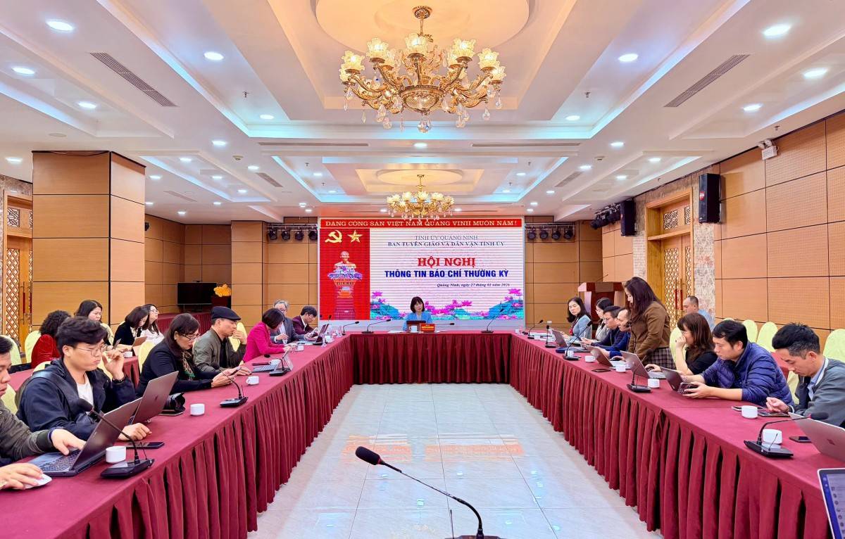 Ảnh toàn cảnh họp báo