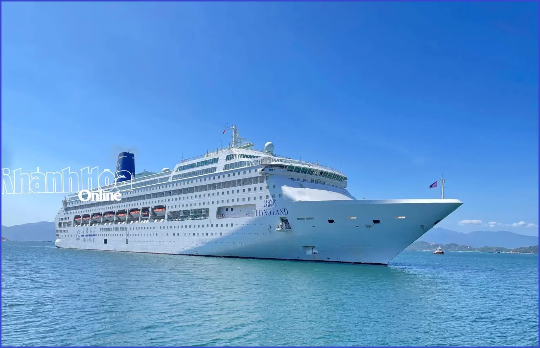 Tàu du lịch Piano Land đưa hơn 500 du khách quốc tế đến Khánh Hòa dịp đầu năm 2026
