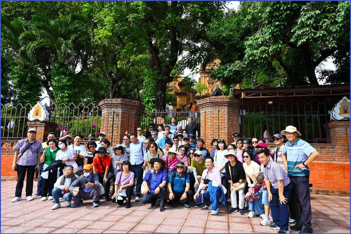 Tàu du lịch Piano Land đưa hơn 500 du khách quốc tế đến Khánh Hòa dịp đầu năm 2026