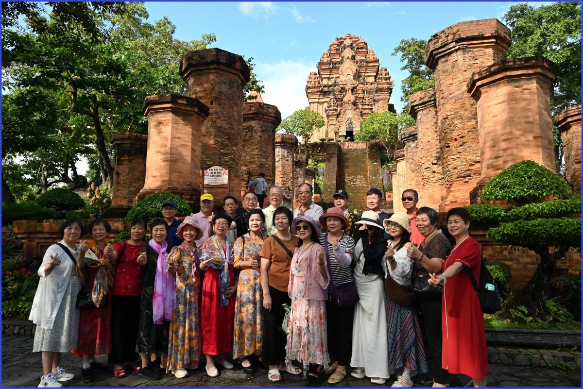 Tàu du lịch Piano Land đưa hơn 500 du khách quốc tế đến Khánh Hòa dịp đầu năm 2026