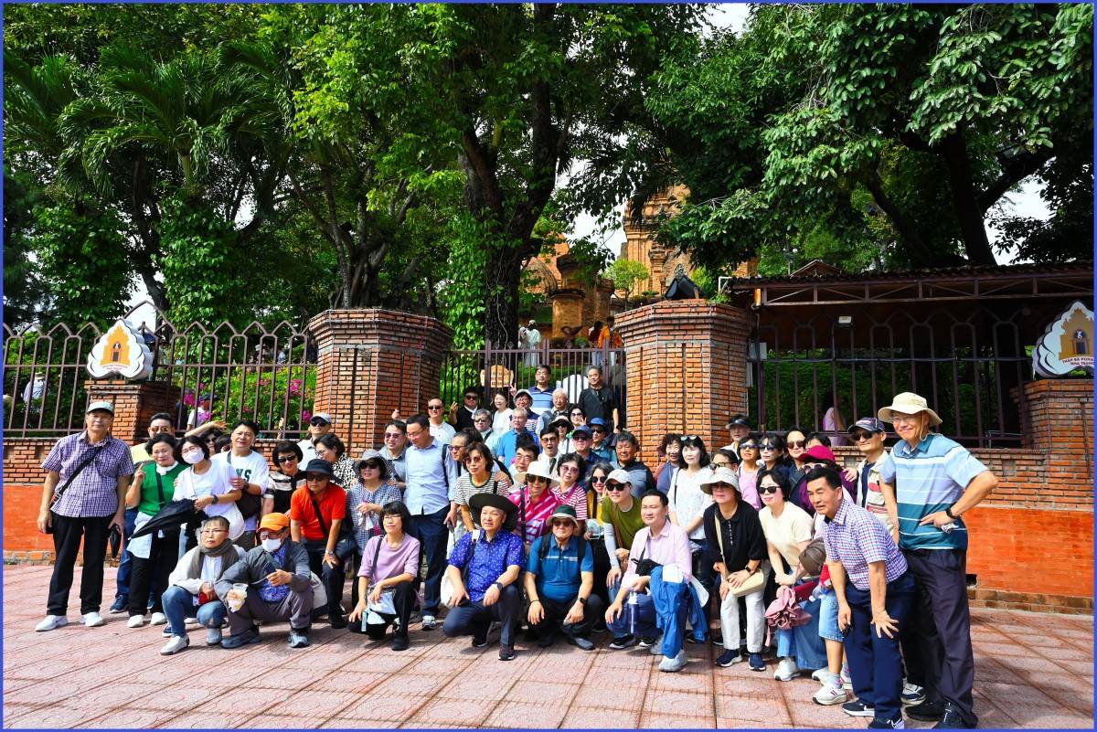 Tàu du lịch Piano Land đưa hơn 500 du khách quốc tế đến Khánh Hòa dịp đầu năm 2026