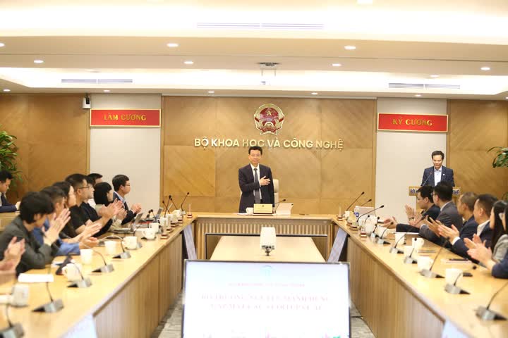 Bộ trưởng Nguyễn Mạnh Hùng gặp mặt các startup về AI tại Việt Nam.