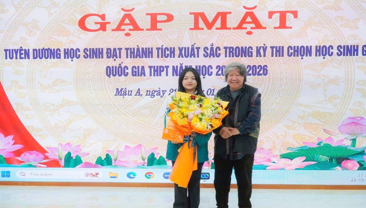 Giáo sư sử học Lê Văn Lan tặng hoa Nguyễn Phan Thảo Nguyên tại buổi gặp mặt tuyên dương học sinh giởi