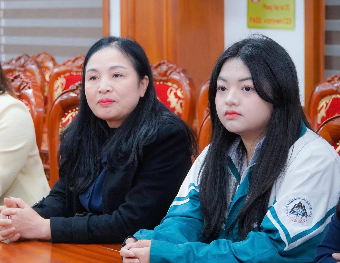 Mẹ của Thảo Nguyên tự hào bên con gái trong buổi gặp mặt vinh dành học sinh đạt giải tại kỳ thi quốc gia