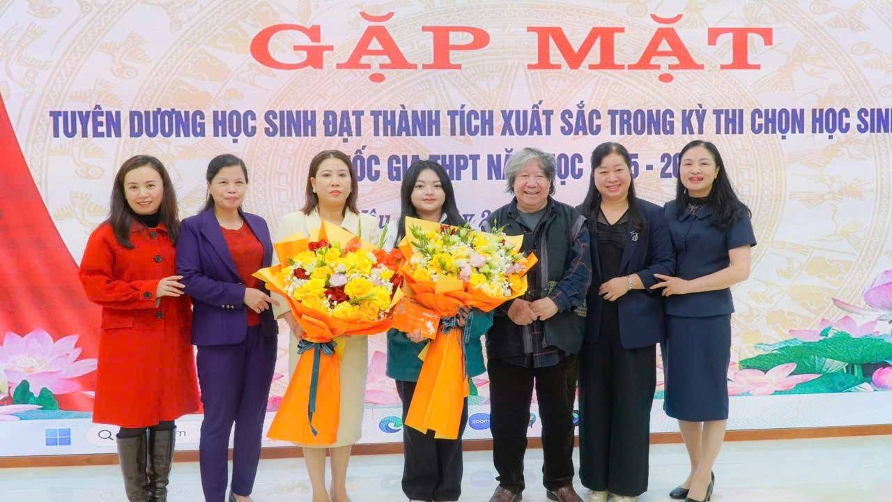 Nguyễn Phan Thảo Nguyên trong niềm vui với các thầy cô giáo