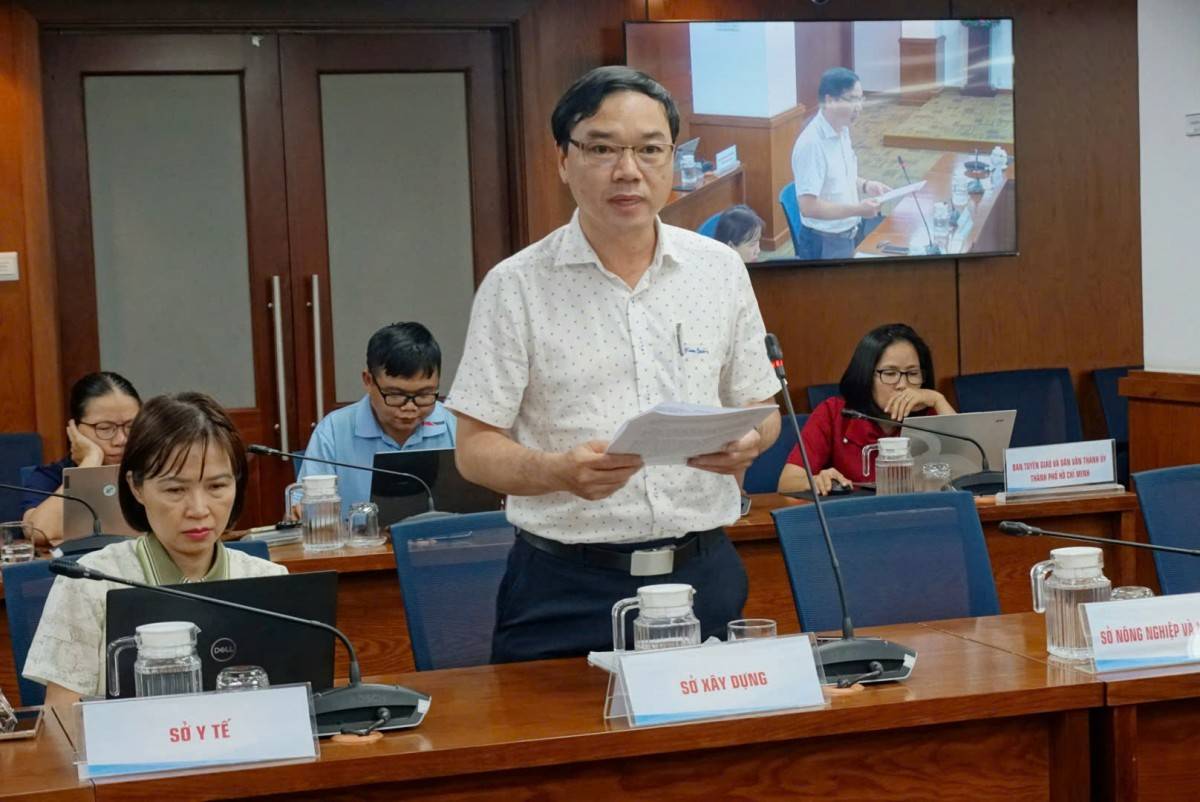 Ông Nguyện Văn Hoan, Phó phòng phát triển Nhà và thị trường bất động sản đ5i diện Sở Xây dựng trả lời báo chí.