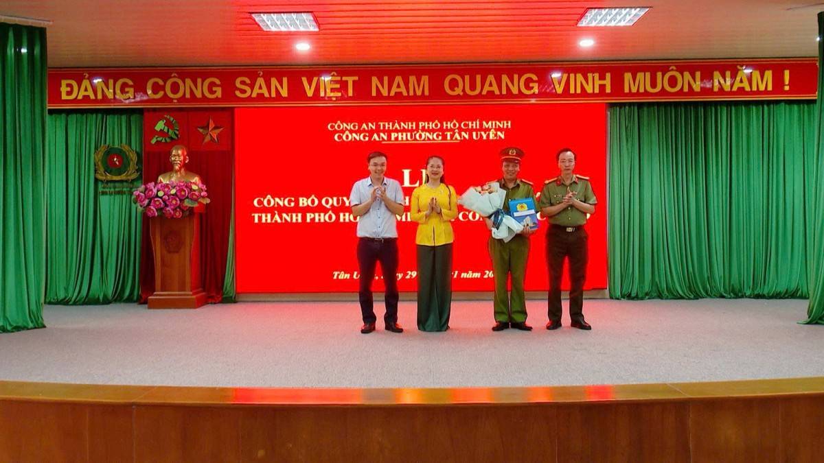 Công bố quyết định nghỉ công tác hưởng chế độ hưu trí đối với Phó Trưởng Công an phường Tân Uyên