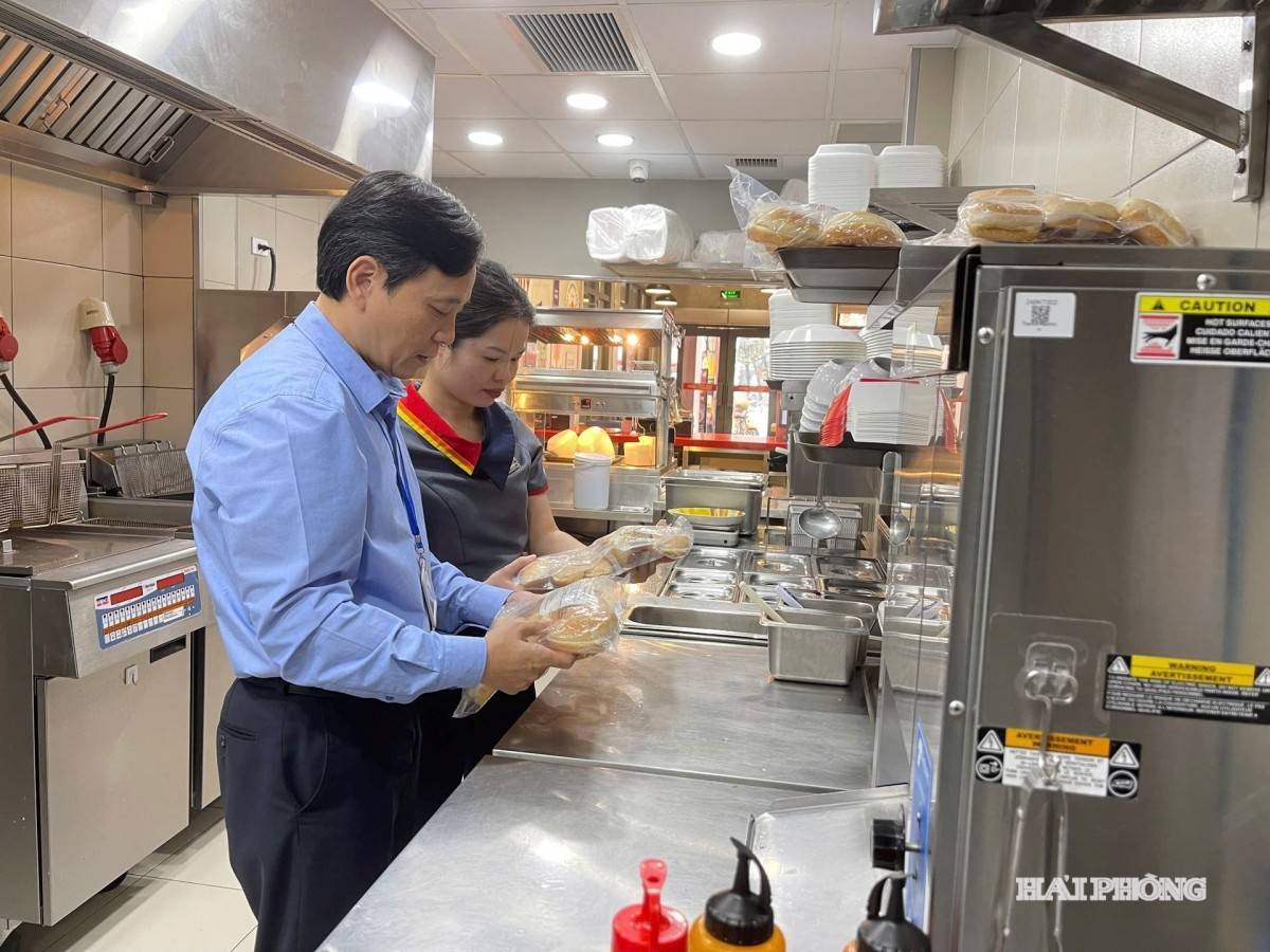 Chi cục An toàn vệ sinh thực phẩm kiểm tra tại cơ sở kinh doanh dịch vụ ăn uống ở khu vực phía tây thành phố