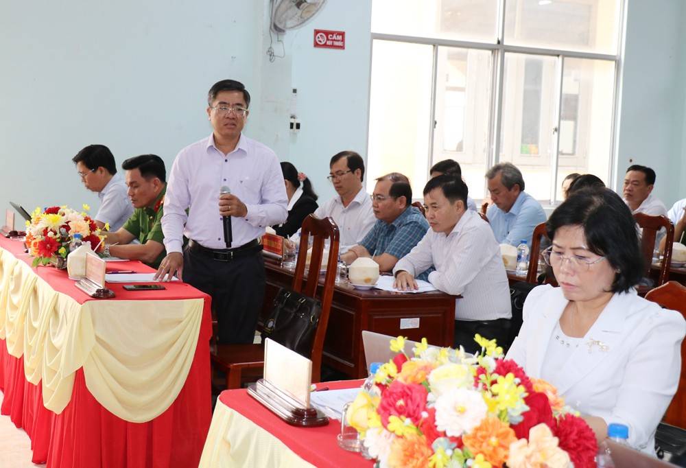 Ông Phạm Minh Châu - Phó Chủ tịch Ủy ban Mặt trận Tổ quốc Việt Nam tỉnh giải đáp các vấn đề đại biểu quan tâm