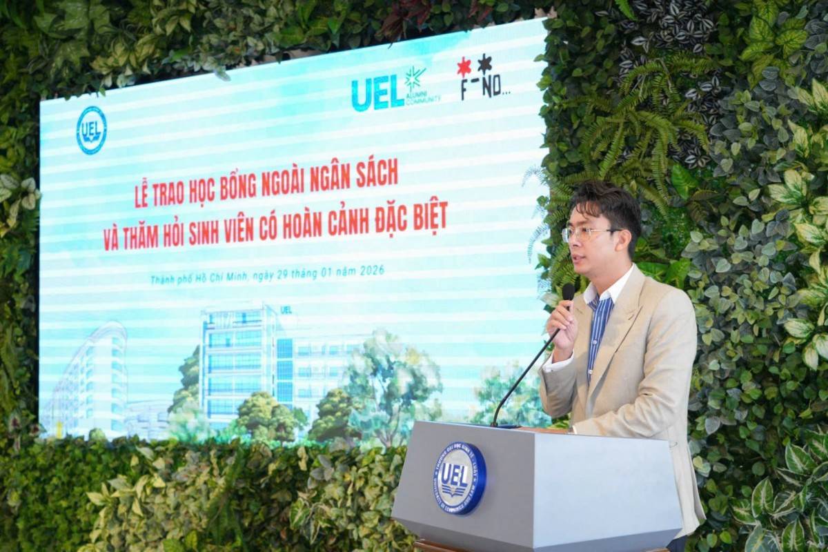 “Chia sẻ là hạnh phúc”: UEL trao hơn 730 triệu đồng học bổng, quà Tết cho sinh viên khó khăn