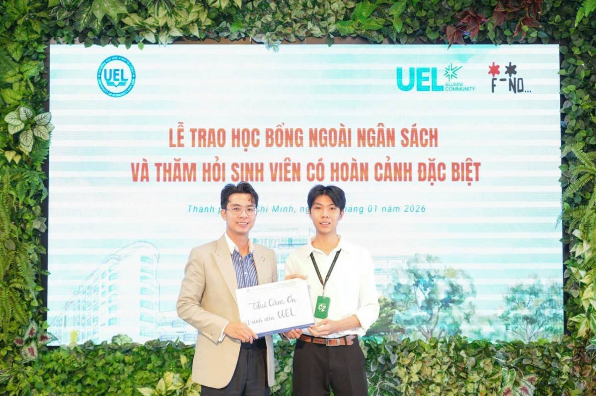 “Chia sẻ là hạnh phúc”: UEL trao hơn 730 triệu đồng học bổng, quà Tết cho sinh viên khó khăn