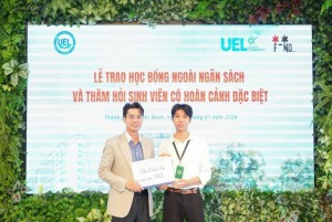 “Chia sẻ là hạnh phúc”: UEL trao hơn 730 triệu đồng học bổng, quà Tết cho sinh viên khó khăn