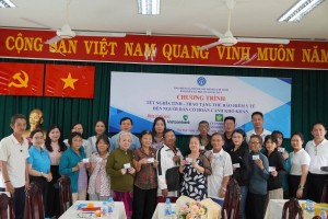 TP. Hồ Chí Minh trao hàng trăm thẻ BHYT cho người dân khó khăn