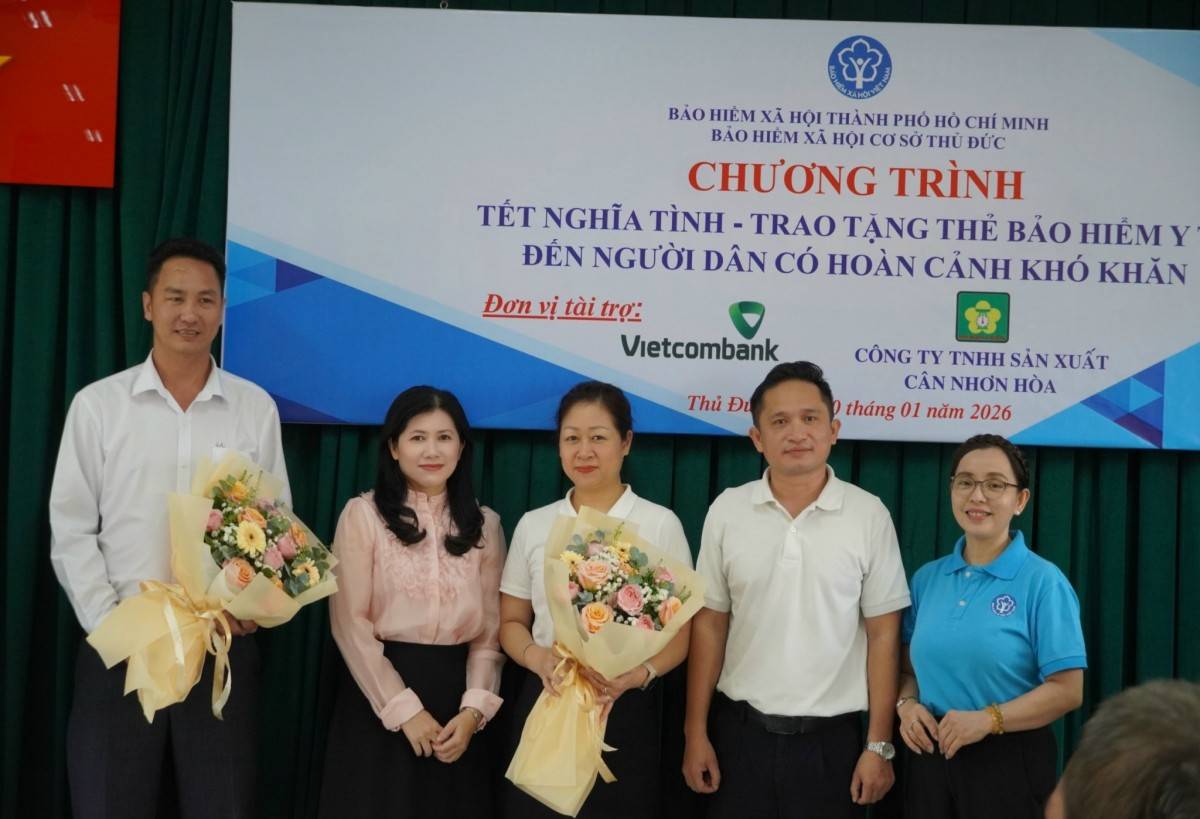 Tặng hoa đến các nhà tài trợ.