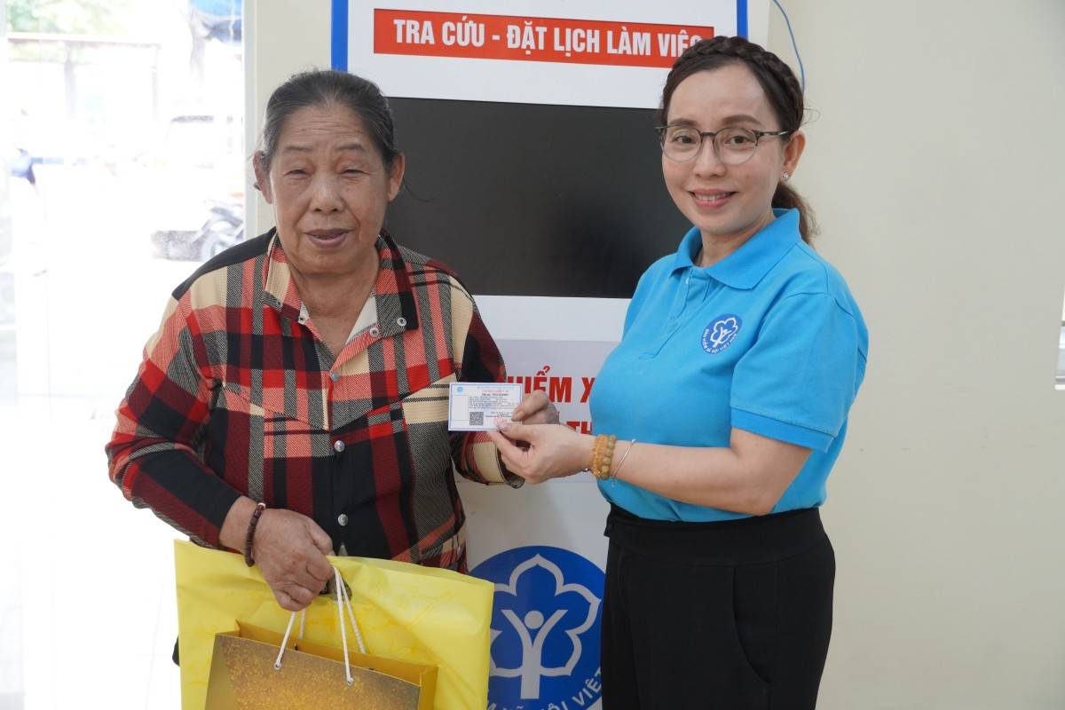 trao tặng thẻ BHYT cho người dân khó khăn