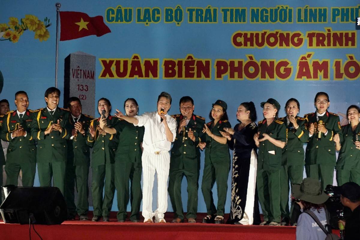 Ca sĩ Đàm Vĩnh Hưng hát cùng các cựu chiến binh