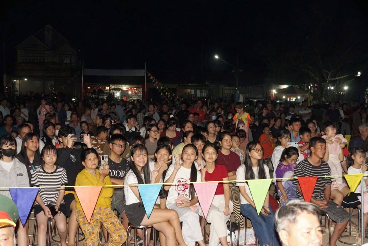 Quang cảnh người dân xem văn nghệ.