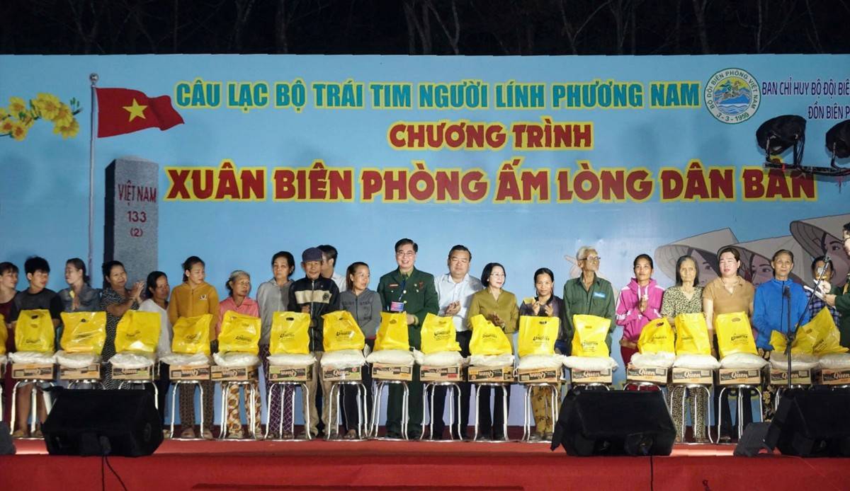 Hàng trăm suất quà gồm gạo, nhu yếu phẩm… được trao tận tay các gia đình chính sách, hộ nghèo, người có hoàn cảnh khó khăn. 