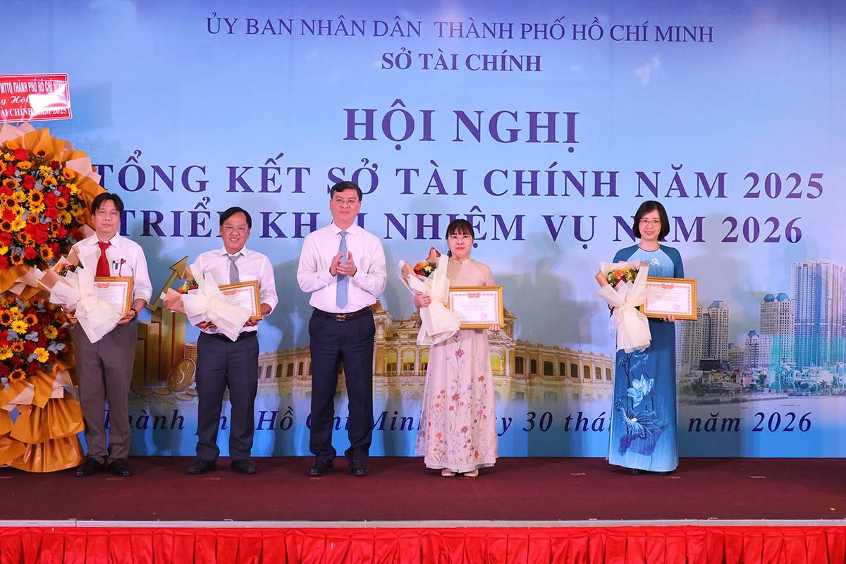 Phó Chủ tịch UBND Thành phố Nguyễn Công Vinh tặng Bằng khen của Chủ tịch UBND Thành phố cho 4 tập thể