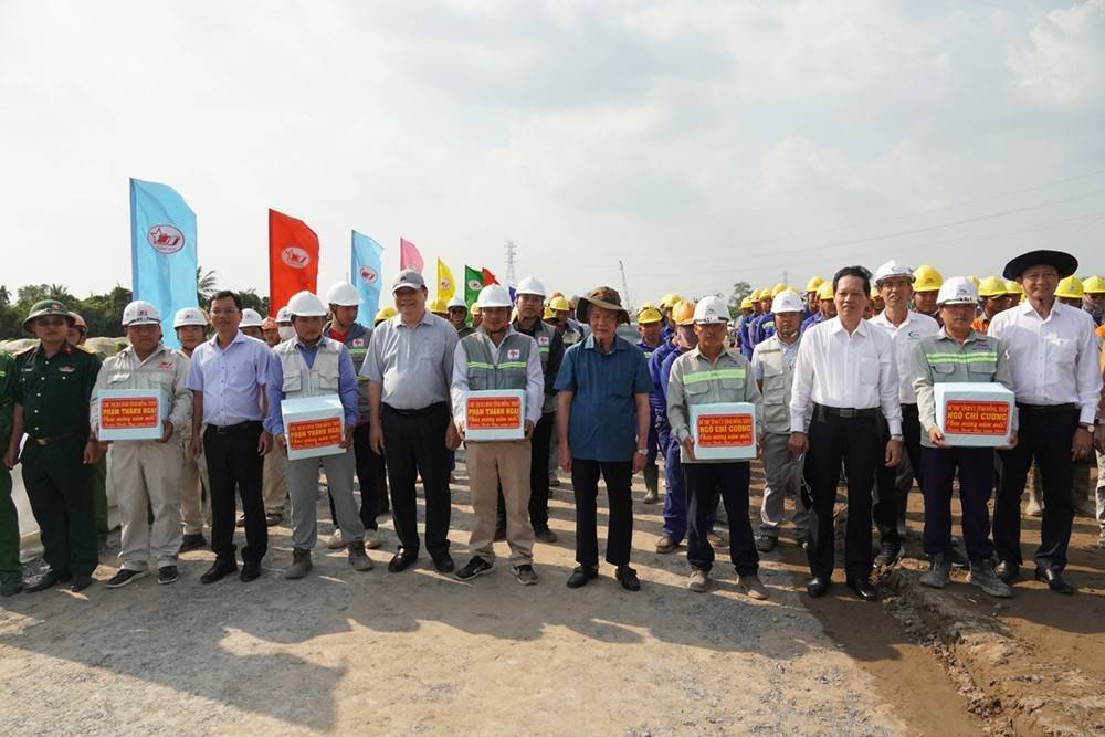 Lãnh đạo tỉnh Đồng Tháp thăm, tặng quà Tết công nhân thi công cao tốc