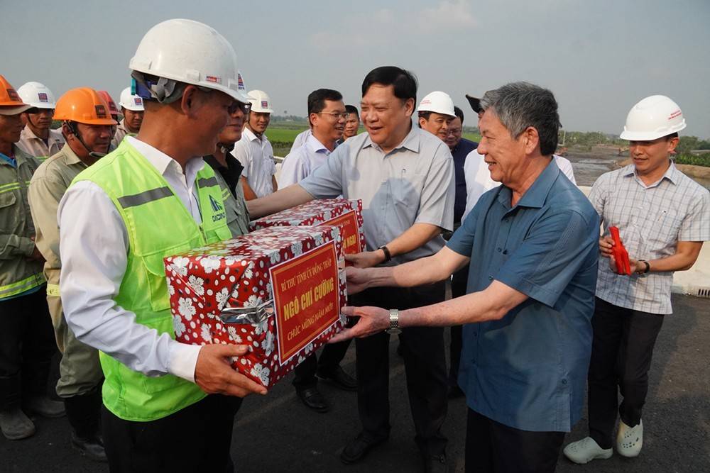 Bí thư Tỉnh ủy Ngô Chí Cường, Chủ tịch Ủy ban nhân dân tỉnh Phạm Thành Ngại tặng quà Tết động viên công nhân thi công Dự án thành phần 1