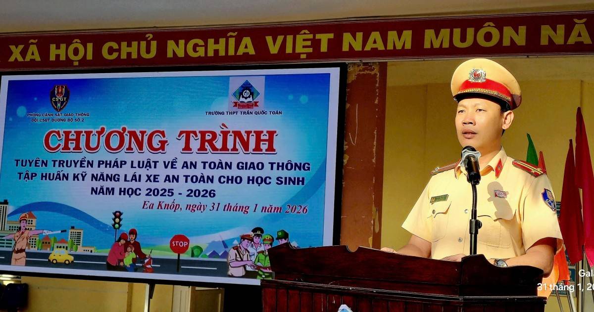 Trung tá Trần Hữu Phước - Phó đội trưởng Đội CSGT đường bộ số 2 - Phòng CSGT - Công an tỉnh Đắk Lắk tuyên truyền, phổ biến kiến thức pháp luật về TTATGT cho học sinh.