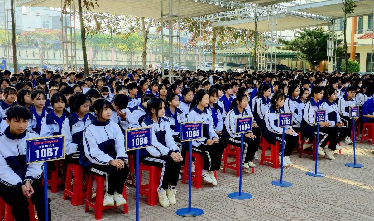 Đông đảo học sinh Trường THPT Trần Quốc Toản tham gia buổi tuyên truyền.