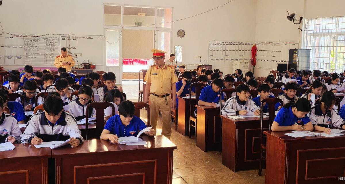 Các em học sinh thi thử lý thuyết thường gặp trong kỳ sát hạch cấp giấy phép lái xe.