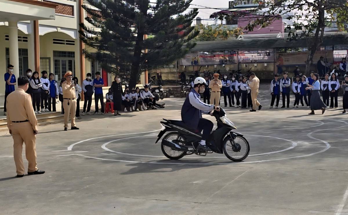 Các em học sinh Trường THPT Trần Quốc Toản thực hành lái xe trong sa hình.