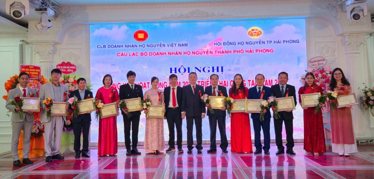 Trao khen tới Lãnh đạo CLB Doanh nhân họ Nguyễn  Hải Phòng đã có đóng góp tích cực vào hoạt  động Doanh nhân họ Nguyễn năm  2025