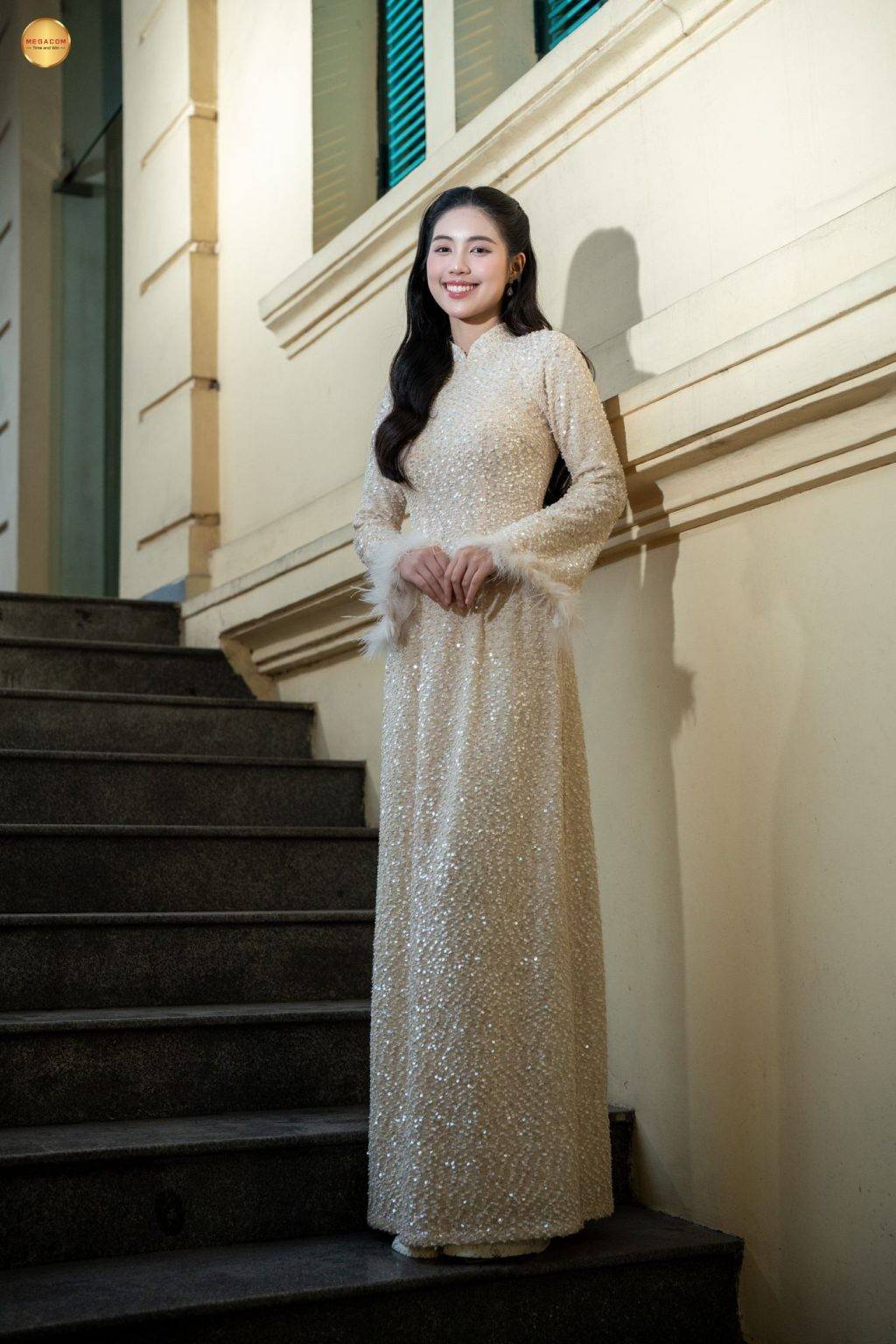 Á hậu Châu Anh rạng rỡ áo dài tại buổi gặp gỡ báo chí đầu xuân