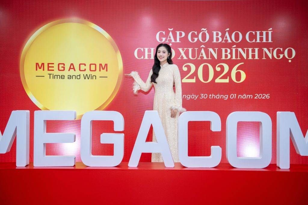 Á hậu Châu Anh gây ấn tượng với vẻ đẹp nhẹ nhàng trong tà áo dài.