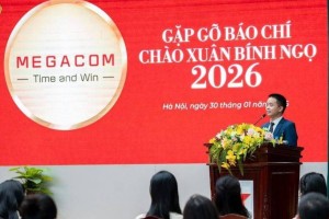 Á hậu Châu Anh rạng rỡ áo dài tại buổi gặp gỡ báo chí đầu xuân