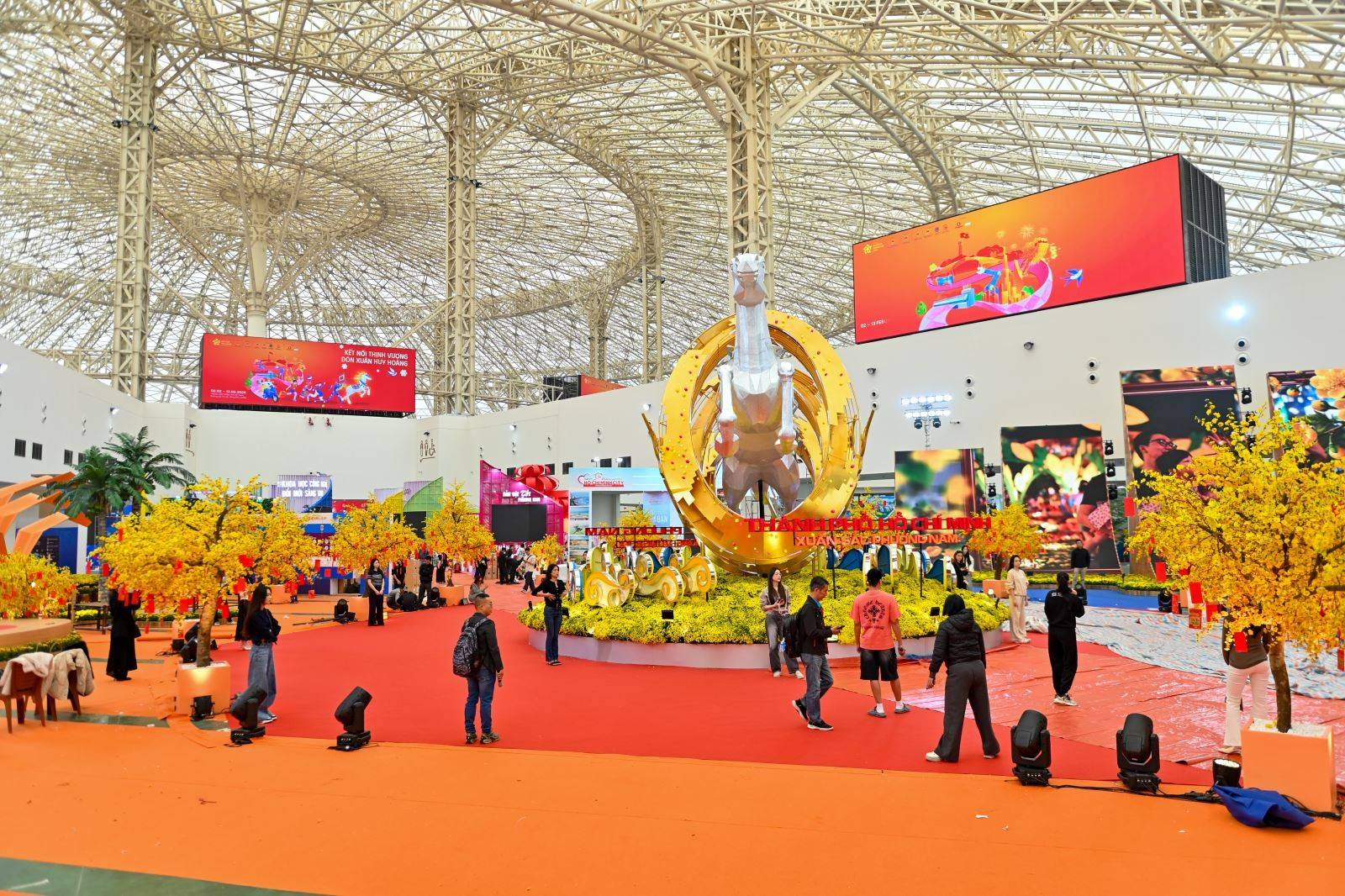 Hội chợ Mùa Xuân 2026 thu hút đông đảo doanh nghiệp, địa phương tham gia.