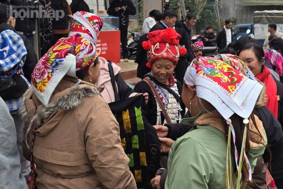 Lào Cai: Nhịp chợ Mường Hum giữa mây ngàn