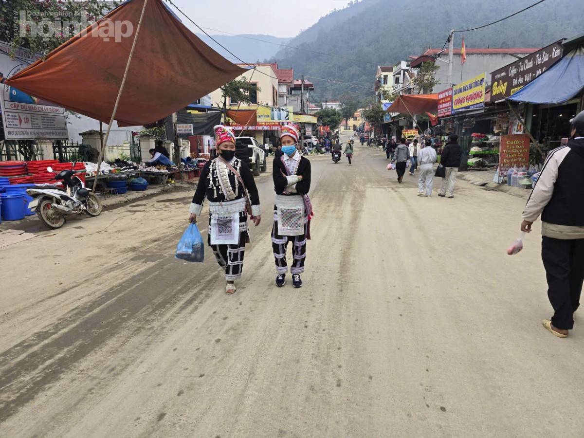 Lào Cai: Nhịp chợ Mường Hum giữa mây ngàn