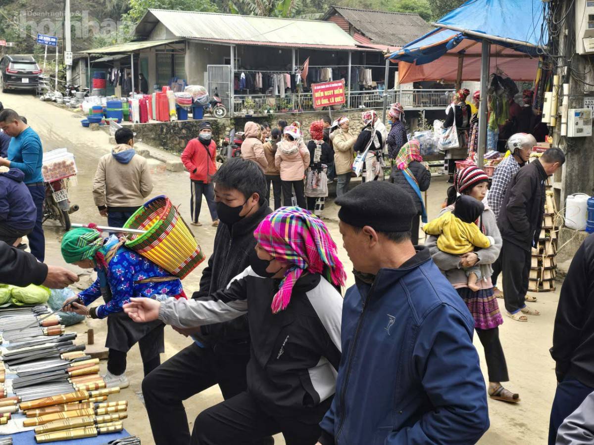 Lào Cai: Nhịp chợ Mường Hum giữa mây ngàn