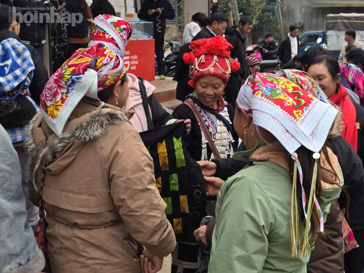 Lào Cai: Nhịp chợ Mường Hum giữa mây ngàn