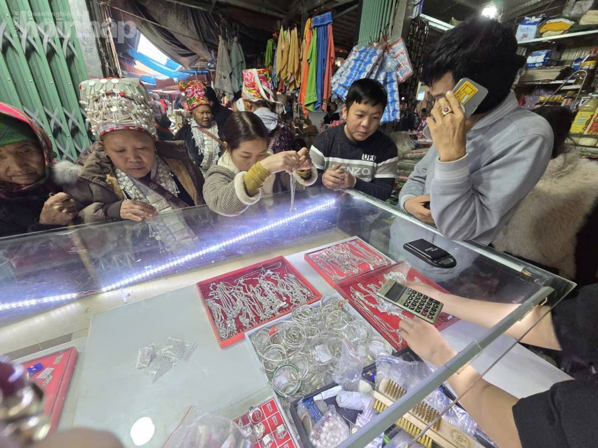 Lào Cai: Nhịp chợ Mường Hum giữa mây ngàn