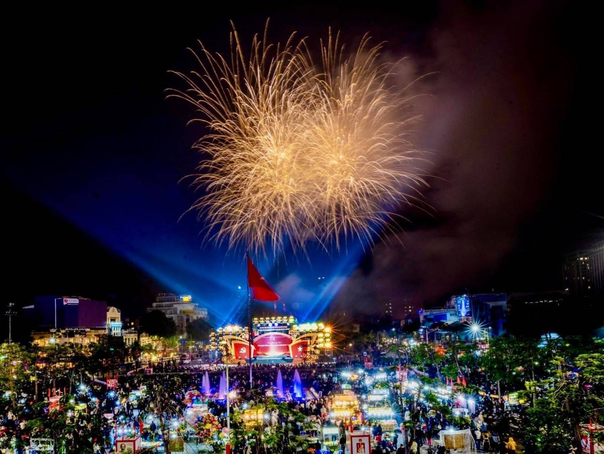 Theo kế hoạch, Hải Phòng tổ chức bắn pháo hoa tại nhiều địa điểm trọng điểm, kết hợp hài hòa giữa pháo hoa nổ tầm cao và tầm thấp, tạo nên những màn trình diễn ánh sáng sống động, lan tỏa niềm vui xuân đến mọi miền của thành phố Cảng.