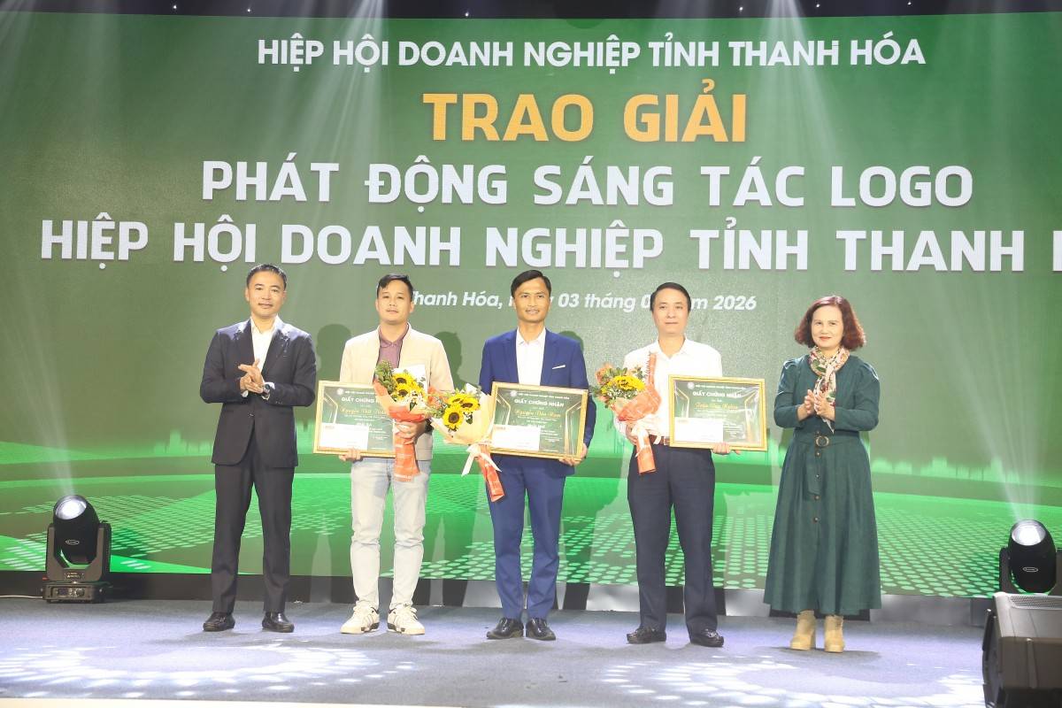 Các tác giả nhận Giải trong cuộc thi sáng tác Logo Hiệp hội Doanh nghiệp tỉnh Thanh Hoá