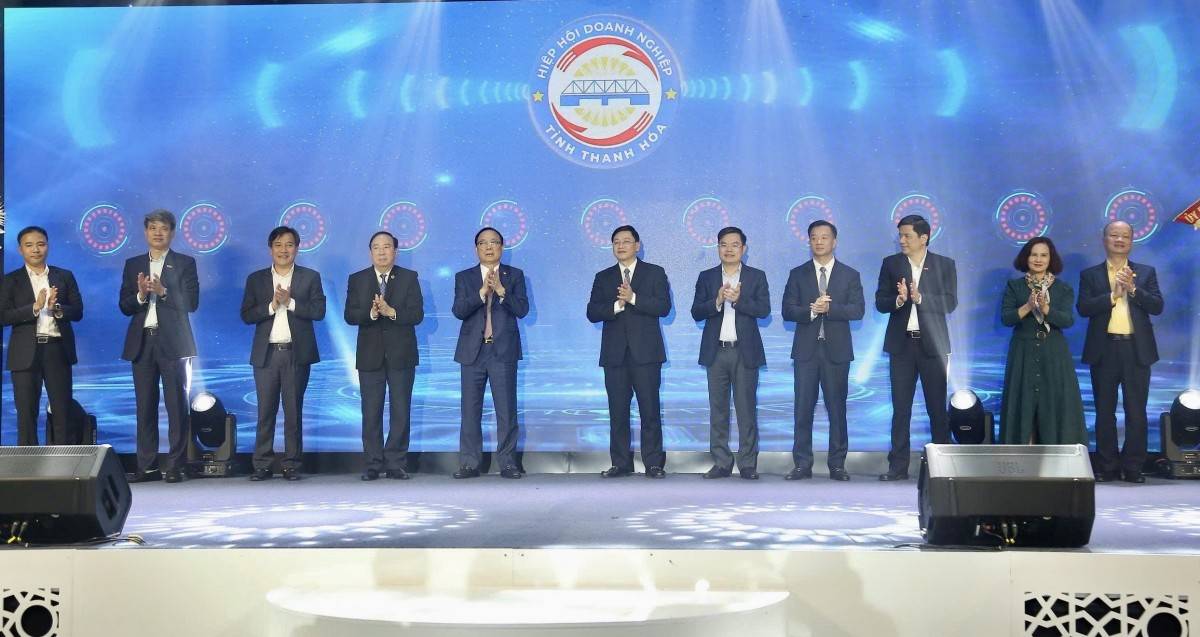 Các đại biểu thực hiện nghi thức công bố và ra mắt logo mới của Hiệp hội Doanh nghiệp tỉnh Thanh Hóa.