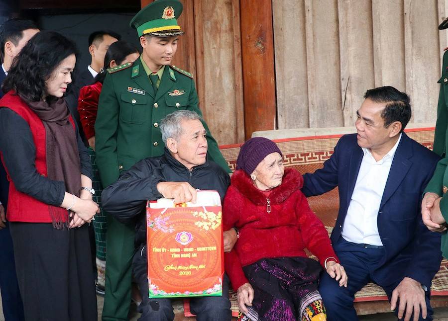 Ông Võ Trọng Hải - Chủ tịch UBND tỉnh Nghệ An tặng quà Tết cho người dân vùng biên