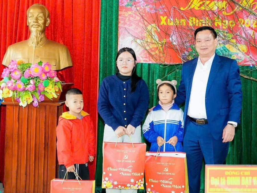 Ông Nguyễn Khắc Thận - Bí thư Tỉnh uỷ Nghệ An tặng quà Tết cho các em học sinh vùng cao