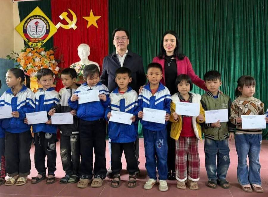 Lãnh đạo Sở Văn hoá, Thể thao và Du lịch tặng quà Tết cho các em học sinh miền núi