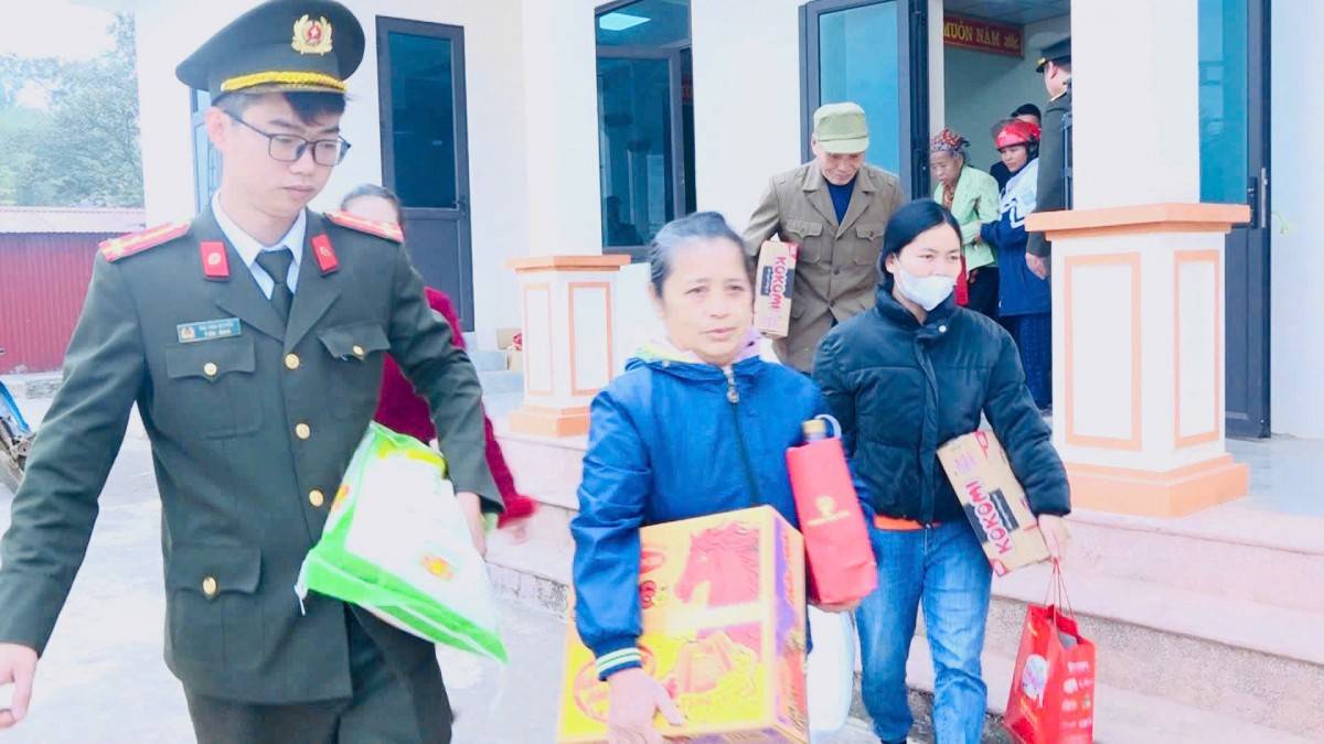 Công an xã Vân Du lan tỏa yêu thương từ gian hàng thiện nguyện, hưởng ứng phong trào thi đua “Ba nhất”