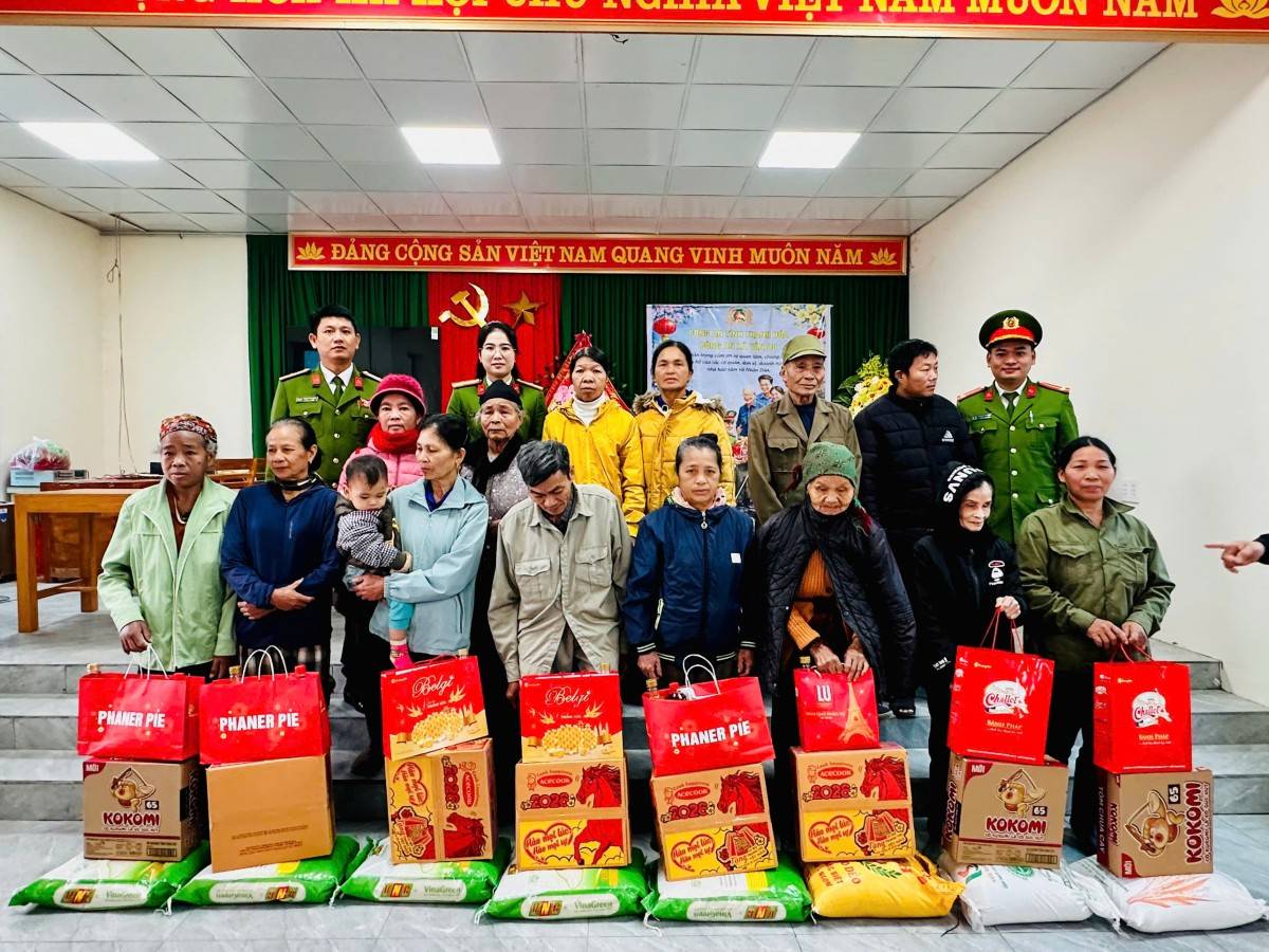 Công an xã Vân Du lan tỏa yêu thương từ gian hàng thiện nguyện, hưởng ứng phong trào thi đua “Ba nhất”